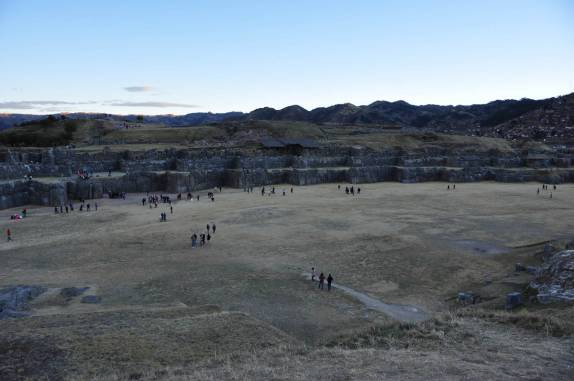 Turistas visitam, no fim da tarde, as ruínas de Saqsaywamán, em Cusco, no Peru